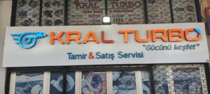 Kral turbo . kompozit üzerine kutu harf , ışıklı reklam.Gündüz görünümü