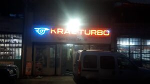 Kral turbo . kompozit üzerine kutu harf , ışıklı reklam.GECE görünümü
